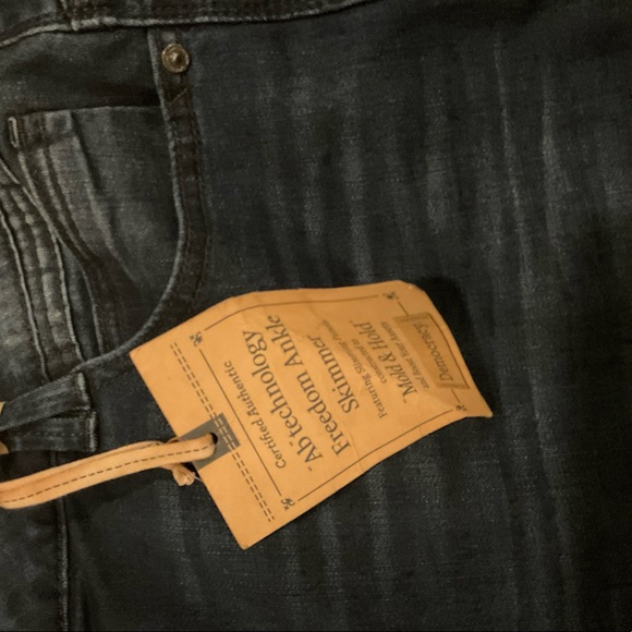 Democracy Jeans Certified Authentic with Ab Technology. Freedom Ankle Skimmer - Picture 3 of 5